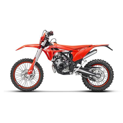 Společnost Beta dále rozšiřuje svou řadu enduro motocyklů a uvádí na trh nový model XTrainer 200 2T, který se pro nový modelový rok 2027 připojuje k modelu 300 2T.